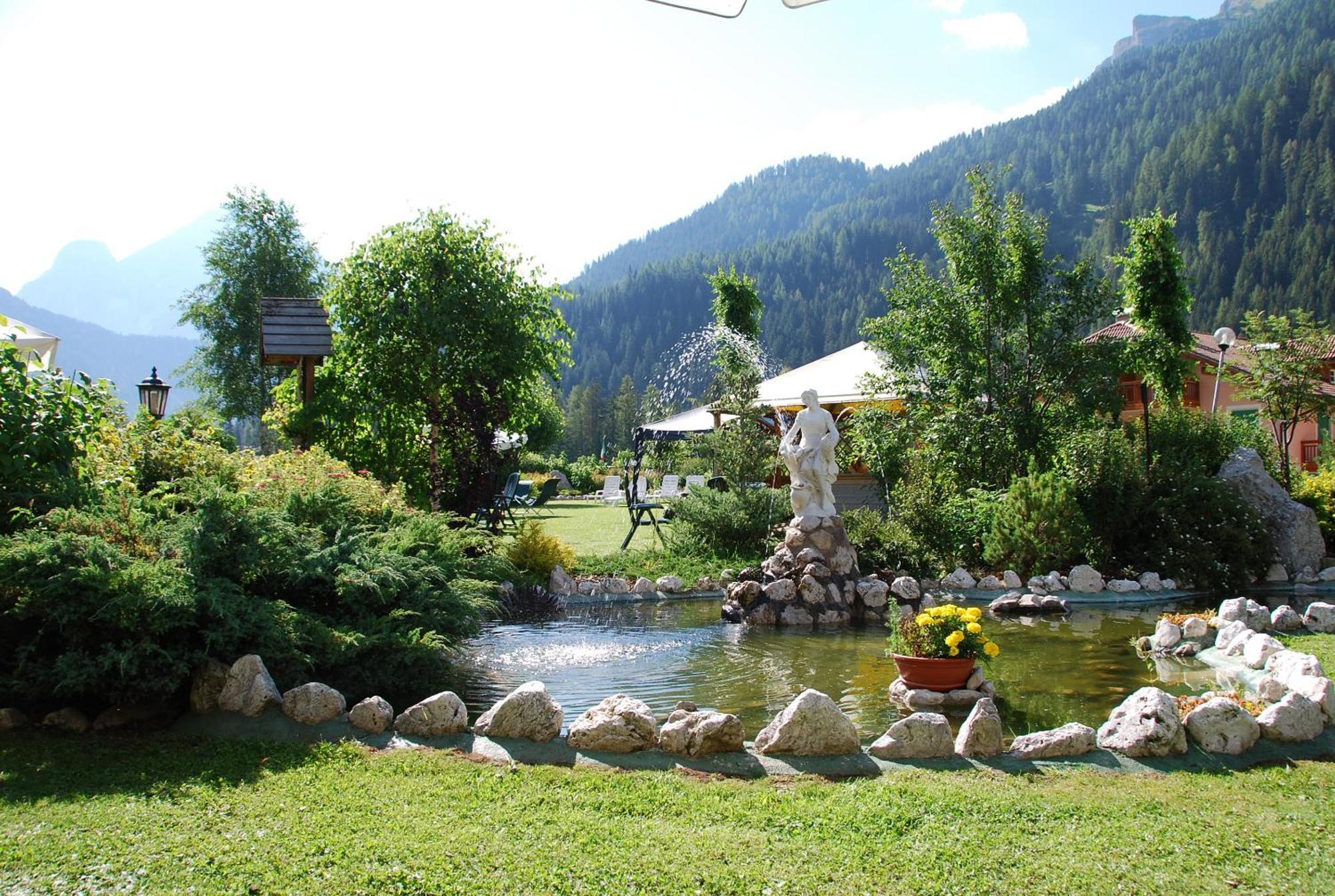 Dolomiten Hotel Irma Canazei Kültér fotó
